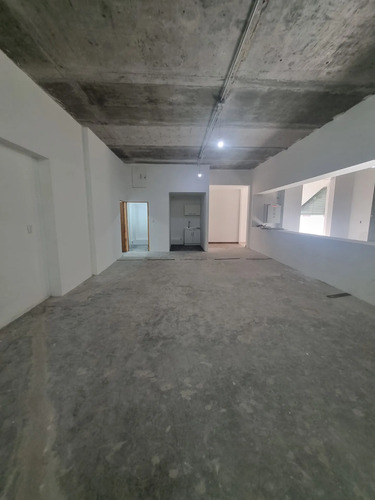 Edificio De 3 Pisos Con Locales Comerciales En Arriendo.