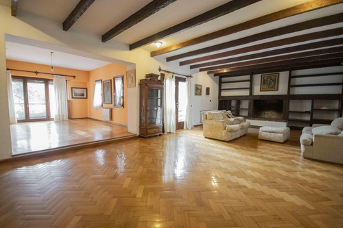 Casa De 5 Ambientes Escritorio, Playroom Y Dependencia De Servicio En Venta, En La Lucila.