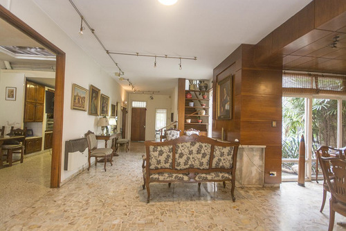 Oportunidad Ideal Inversion- Casa Doble Lote/pileta/ Coch . 3 Autos Ubic. Destacada