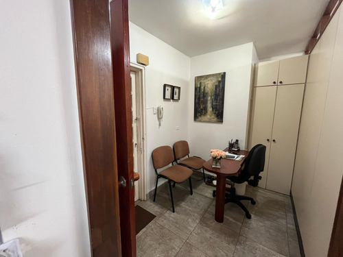 Se Alquila Espacio Para Consultorio U Oficina, 10 Mts Aprox. En Altamira Sur Frente A La Torre Británica.