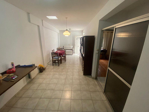Casa De Pasillo Con Tres Dormitorios Y Terraza - Rosario, Centro