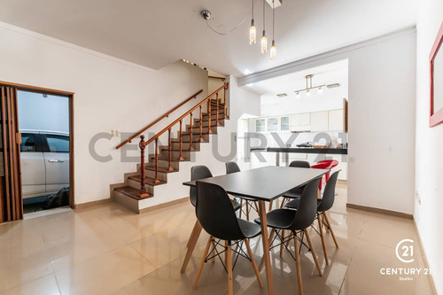 Venta Casa 3 Plantas 5 Dormitorio Cochera Quincho Terraza Jacuzzi. Abasto, Rosario