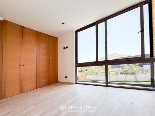 Moderna Y Espaciosa Casa Con Piscina, Jardín Y Quincho