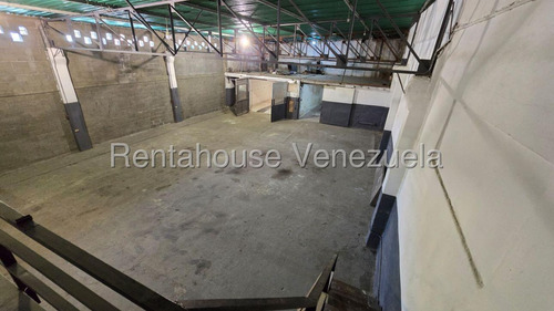 Ms: 25-24198 Se Vende Amplio Y Cómodo Galpón En Catia. A=867m2, 2b, 8p.
