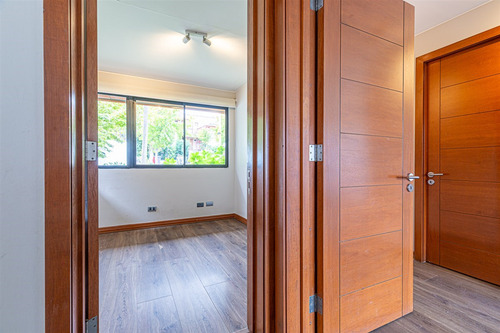 Casa En Venta De 5 Dorm. En Las Condes