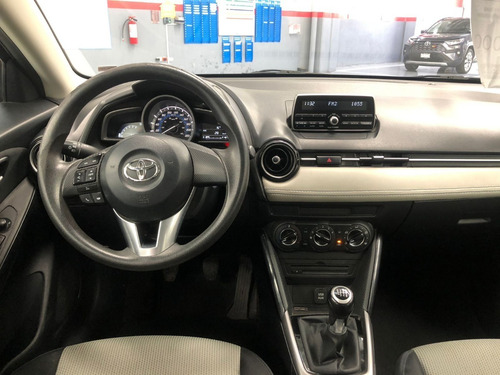 Imagen 11 de 14 de Toyota Yaris R 2016 Manual