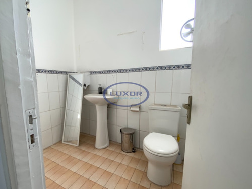 Excelente Ubicación. Ideal Para Oficinas Y Diversos Rubros.
