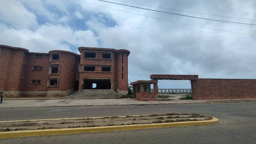 T.r. Vende Hotel En Obra Gris En La Av. La Playa Urb. Cumboto Norte Puerto Cabello Cod. 272060