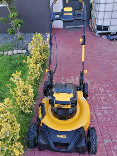 Imagen 5 de 7 de Podadora Dewalt Cortadora De Césped 20v Sin Bolsa Solo Equip