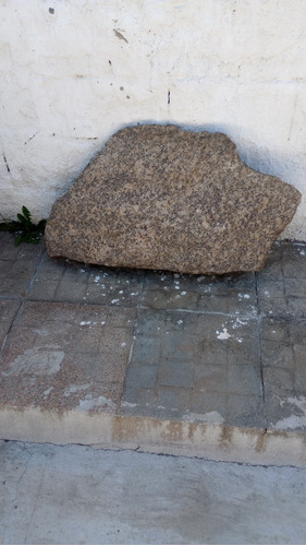 Piedra Grande En Forma De Lápida 