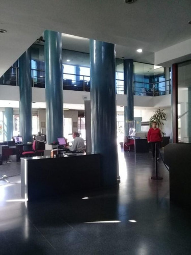 Imagen 2 de 16 de Local De Venta Con Oficinas De 1300 M2, Con Playa De Estacionamiento Propio