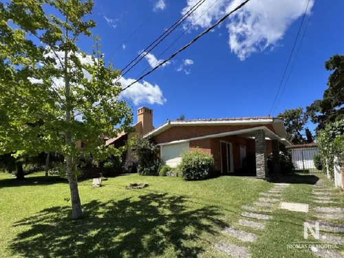 Vende Casa De 3 Dormitorios En Playa Mansa, Punta Del Este. 