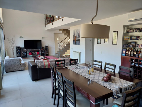 Casa En Venta :: Altos Del Sol :: 5 Ambientes