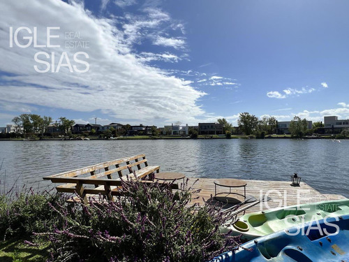 Casa En Venta Al Lago 4 Dormitorios En Barbarita