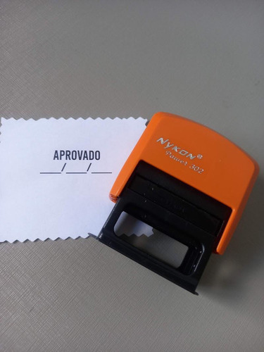 El sello automático dice que está aprobado con fecha naranja