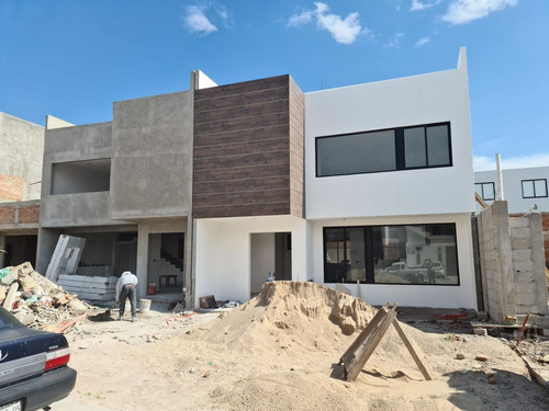 Se Vende Residencia En Cañadas Del Arroyo, Jardín, 3 Recamar