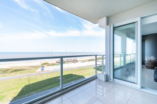 Moderno Apartamento Sobre Playa Brava En Torre Le Parc, Cuenta Con Dos Dormitorios Más Dependencia De Servicio. Punta Del Este