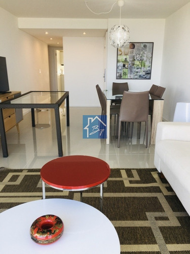 Apartamento En Venta, Edificio De Categoría, Playa Mansa, Punta Del Este- Ref: 828