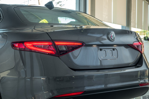 Imagen 6 de 15 de Alfa Romeo Giulia 200 Gris Grafito