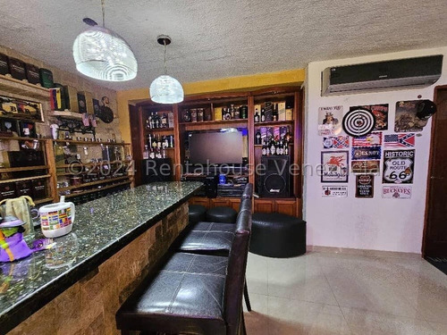 Casa Moderna En Venta Urb El Castaño Zona Privada Con Planta Electrica Y Piscina Se Vende Amoblada Kg:24-19915
