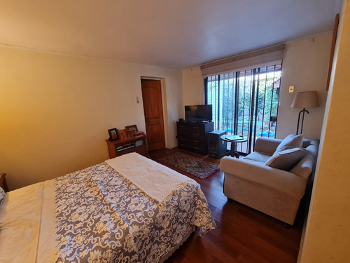 Se Vende Casa A Cuadras De Metro Los Dominicos.