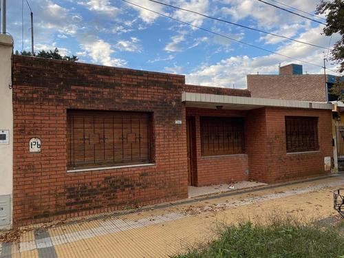 Oportunidad Inversión - Hermosa Casa 2 Dorm., Living, Cocina, Lavadero, 2 Baños, De 100 M2 Mas Patio, Super Luminosa, En Venado Tuerto