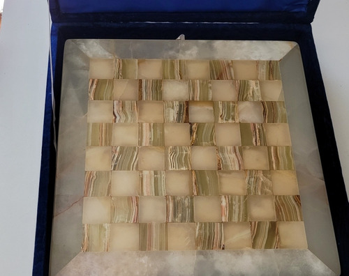 Ajedrez En Piedra Con Su Caja Aterciopelada. Nuevo