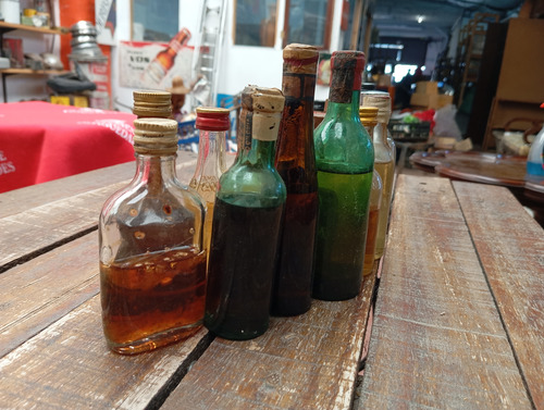 20 Botellitas De Coleccion Con Contenido Y Petaca Ref. 586 (Usado)