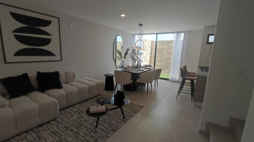 Casa En Venta Entre El Refugio Y Zibata, Estudio O 4ta Recamara, 3.5 Baños