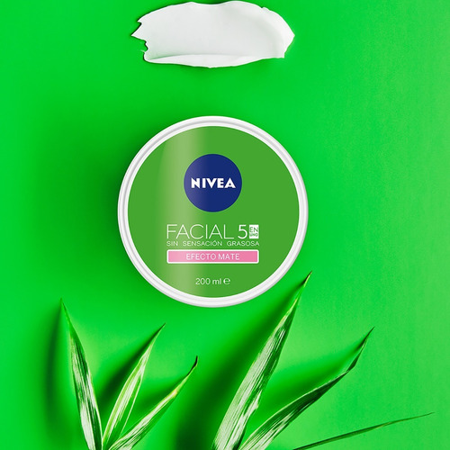 Imagen 5 de 8 de Crema Facial Nivea Cuidado Efecto Mate 5 En Uno 200 Ml
