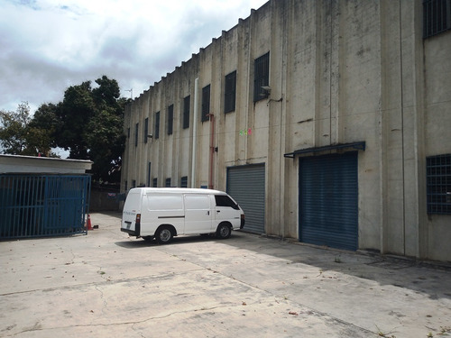 Vendo / Alquilo  Galpón Industrial 2500 M2. Guarenas. 