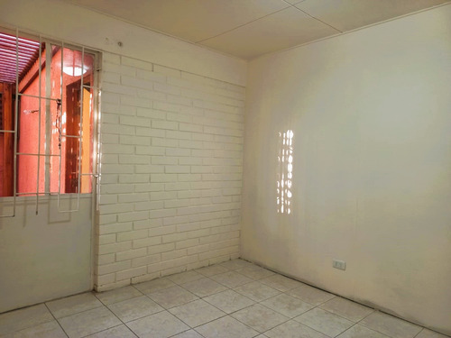 Casa De Un Piso, Con Ubicación Inmejorable, Avenida Condell