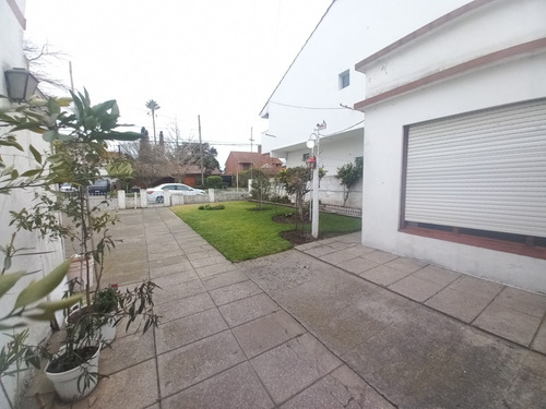 Casa 3 Ambientes Con Garaje Y Parque, A Reciclar Parcialmente, En Barrio Santa Monica
