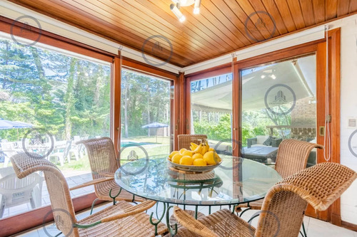 Espectacular Casa De Seis Dormitorios Y Servicio En Venta En Lugano