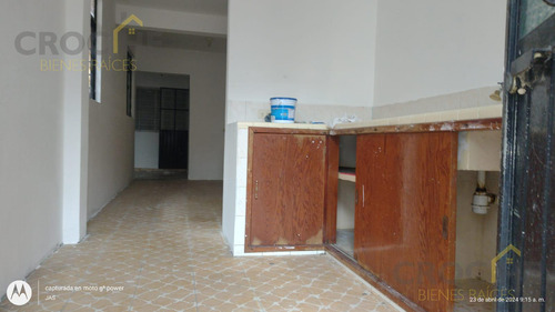 Edificio Con 2 Departamentos De 2 Niveles Y Un Local En La Colonia Ferrer Guardia.