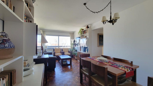 Apartamento En Venta De 3 Dormitorios En Montevideo (ref: Ast-3902)