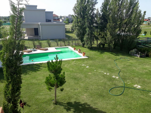 Hermosa Casa 5 Amb Con Piscina Sobre Lote De 980 M2 Barrio 2 Plantas Santa Rita