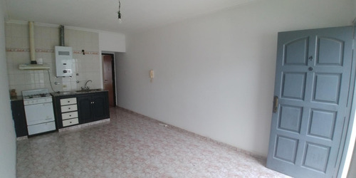Imagen 3 de 12 de Departamento En Venta De 1 Dormitorio Con Patio En Calle 1 E/79 Y 80 La Plata