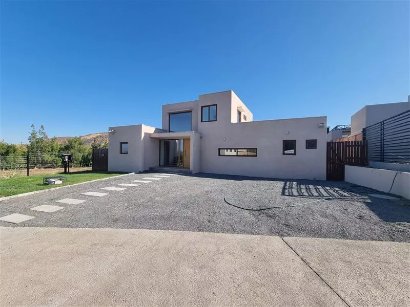 Casa En Venta De 5 Dorm. Más 5 Baños En Piedra Roja