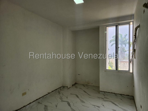 Maria E. Vende Espectacular Y Para Remodelar A Tu Gusto!!! Amplio Apartamento En Agua Viva, Cabudare, Lara#25-20219**