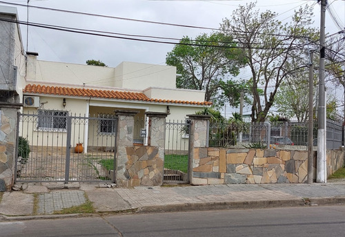 Dueño Vende O Alquila Hermosa Casa Esquina A 2 Cuadras De Camino Maldonado. Excelente Estado De Mantenimiento, Sólida Construcción, Muy Amplia Luminosa.