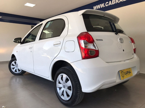 Imagem 2 de 8 de Toyota Etios Hatch 1.3 X Manual 2018