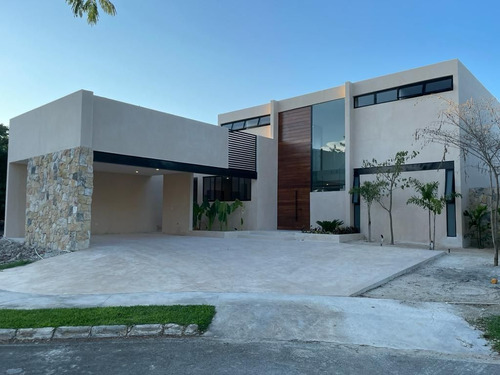 Casa En Venta En Privada Residencial El Cortijo Muy Cerca De