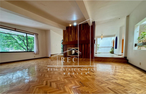 Residencia Con Espectacular Jardín - Fraccionamiento Pequeño Y Muy Seguro