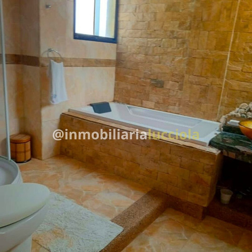 En Venta Amplio Apartamento Con Vista Al Mar, Ubicado En Macuto- La Guaira, Ref 563
