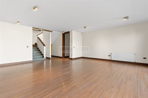 Casa En Arriendo De 5 Dorm. En Lo Barnechea