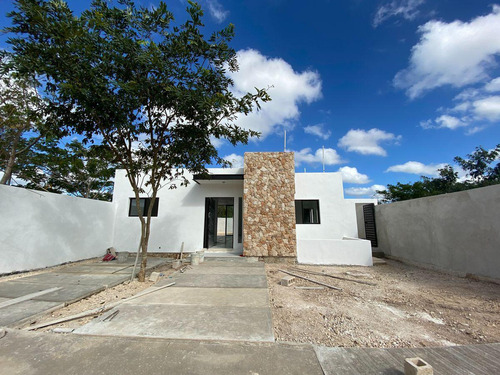 Casa De Una Planta 3 Recámaras En Condominio En Conkal.