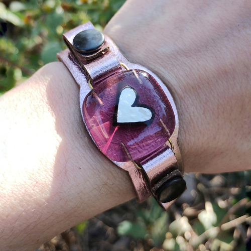 Imagen 2 de 2 de Pulsera Corazón Morado Cuero Vidrio