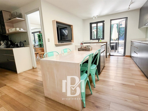Casa En Venta De 3 Dorm. En Lo Barnechea
