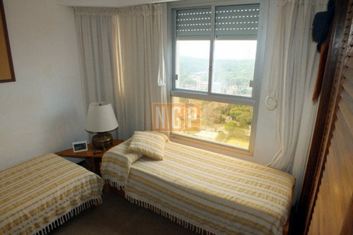 Apartamento En Lindisima Zona A Pasos De Punta Shopping - Ref: 4931